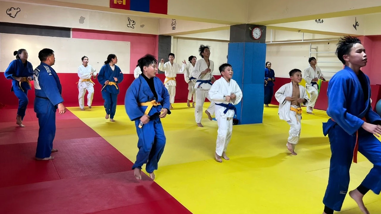 Сутайн Хүчтэн Дэвжээ