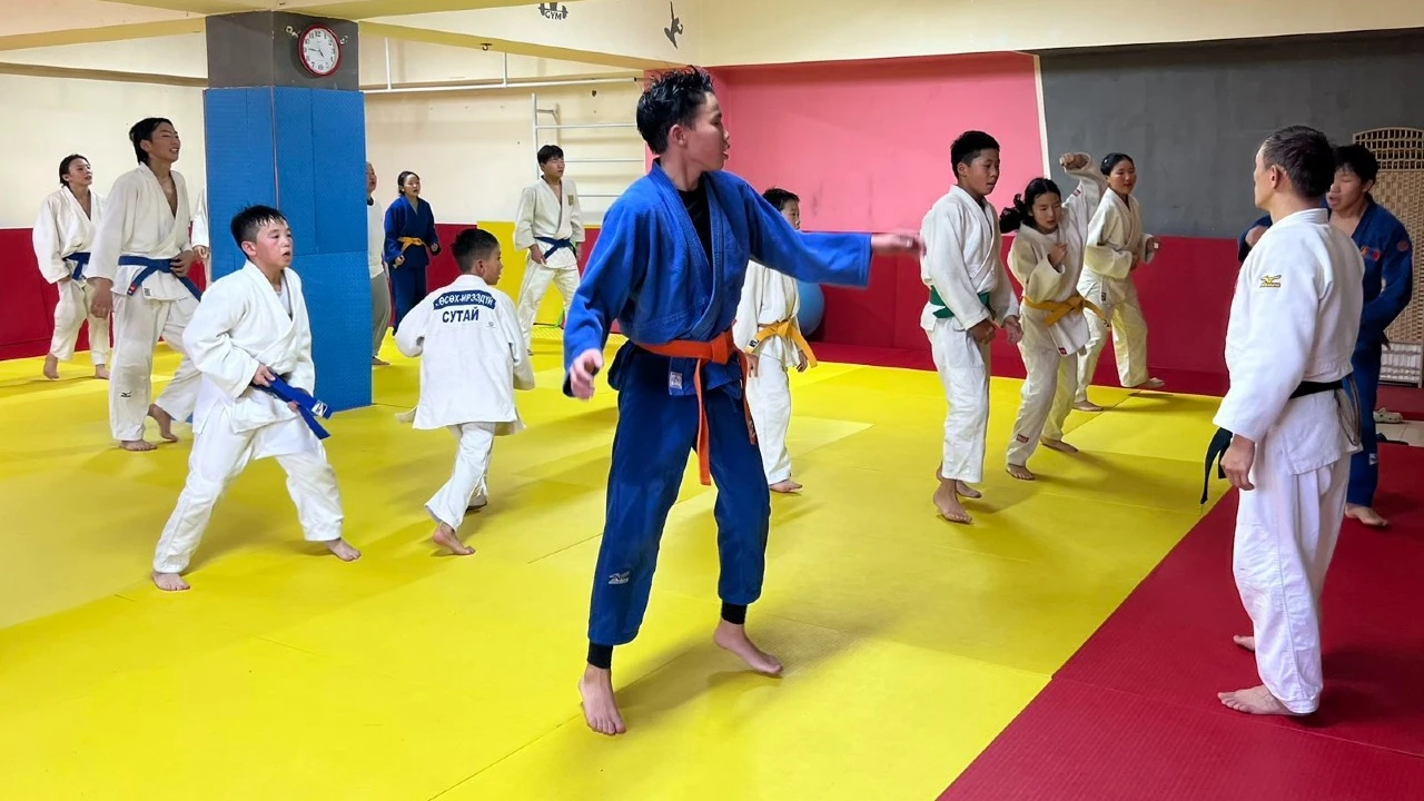 Сутайн Хүчтэн Дэвжээ