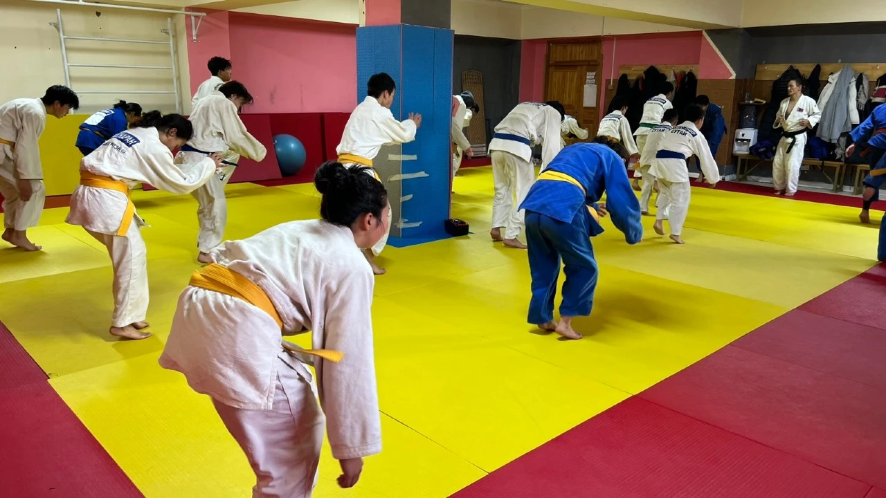 Сутайн Хүчтэн Дэвжээ