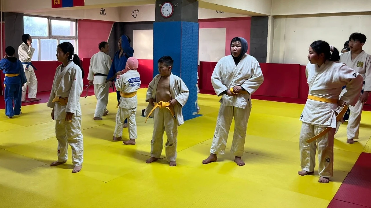 Сутайн Хүчтэн Дэвжээ